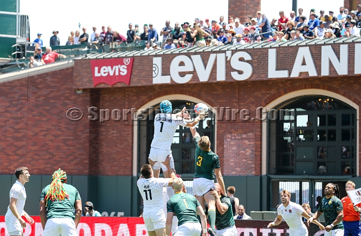 2018RugbySevensSun-10.JPG - South Africa player Trael Joass (3) deflects a throw in to England player Richard de Carpentier (1) in the men's championship semi finals of the 2018 Rugby World Cup Sevens, Sunday, July 22, 2018, at AT&T Park, San Francisco. England defeated South Africa 29-7. (Spencer Allen/IOS via AP)